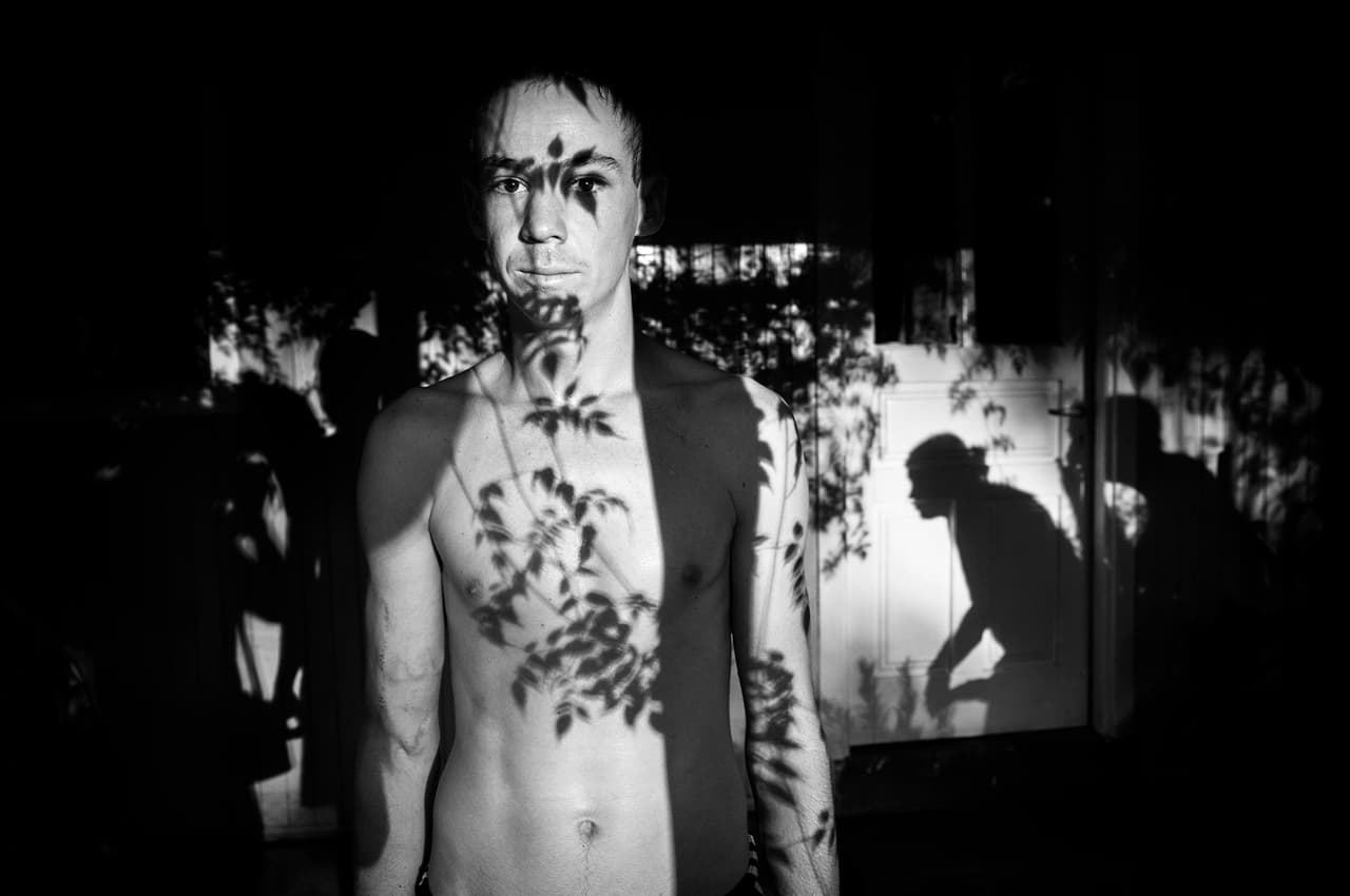 Marcos Alejandro Kaddaztz sufrió de leucemia cuando tenía 10 años. Su padre ha estado trabajando como fumigador de fungicida en los campos de tabaco durante 32 años, su madre estaba en el hospital debido a una intoxicación antes de que Marcos naciera. Hoy tiene 20 años y su familia tuvo que mudarse de la granja donde viven y establecen en la ciudad. Marcos ha estado en la lista de espera por tres años esperando un trasplante de riñón en el hospital de Posadas. Colonia Aurora, provincia de Misiones