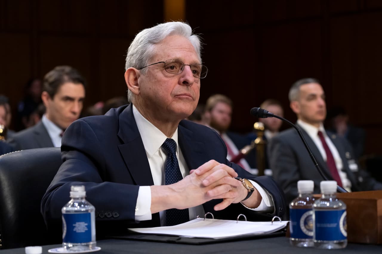 El fiscal Merrick Garland acusa a los carteles mexicanos de aumentar "a propósito" el flujo de fentanilo a EEUU