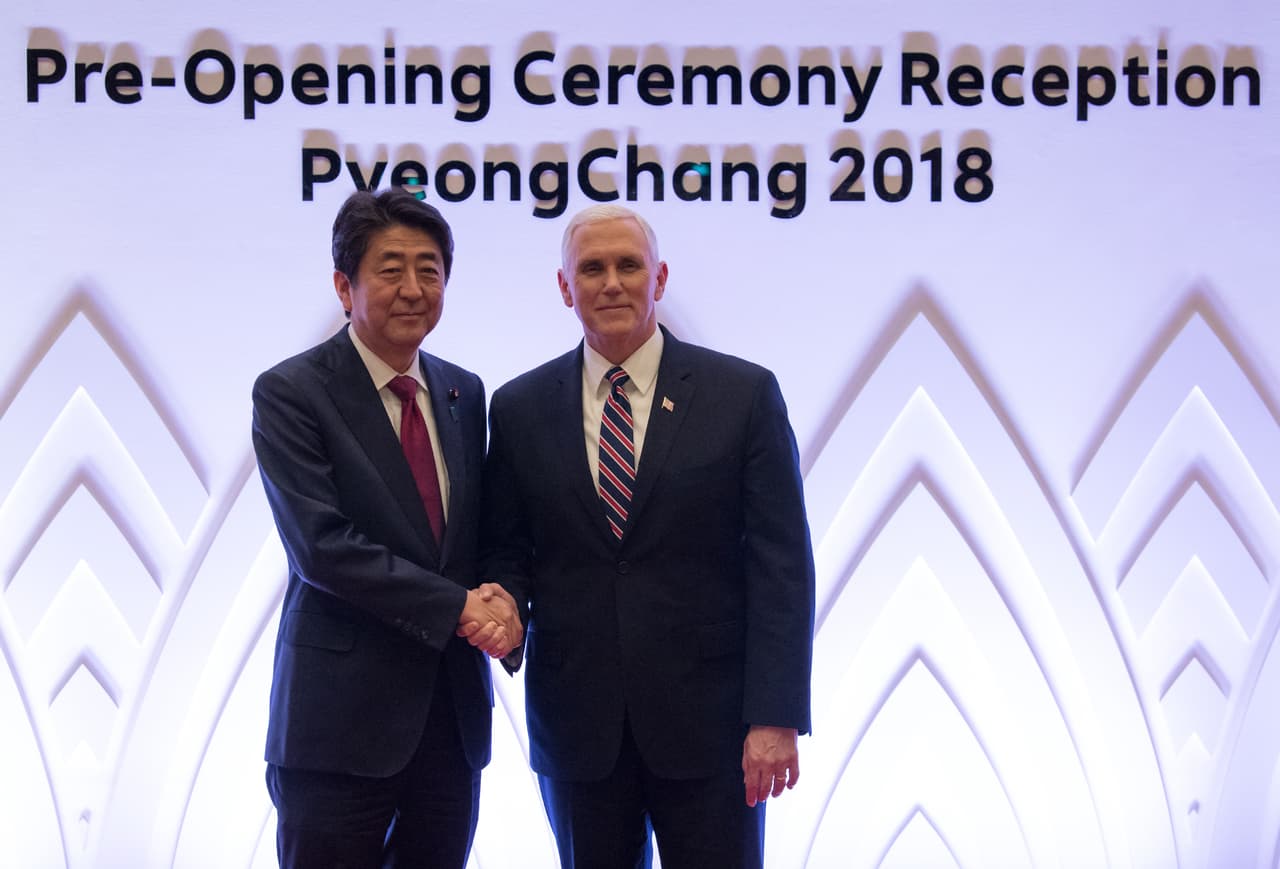 Pence también se estrechó las manos con el primer ministro de Japón, Shinzo Abe, cuando llegan para asistir a la recepción de la ceremonia de los Juegos Olímpicos de Invierno de PyeongChang.