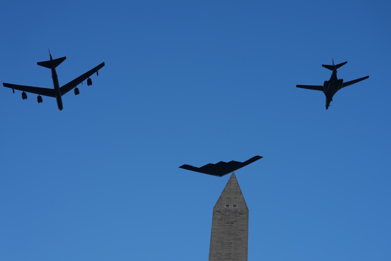 Aviones bombarderos militares realizan un sobrevuelo durante un evento del Día de la Independencia en honor al 250 aniversario de la nación, el sábado 4 de julio de 2026, en el National Mall de Washington.