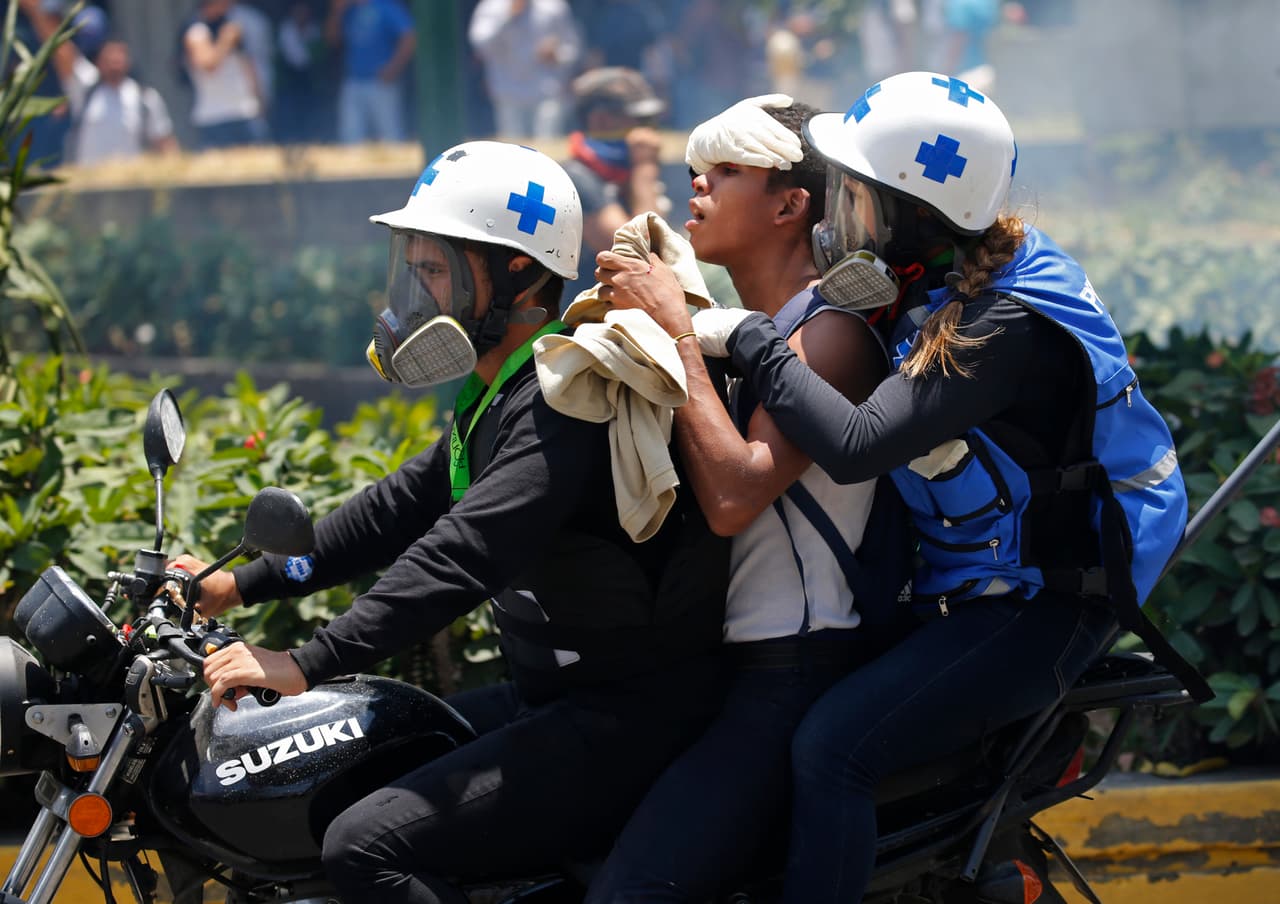 Paramédicos asisten a un manifestante herido en la refriega.
<br>