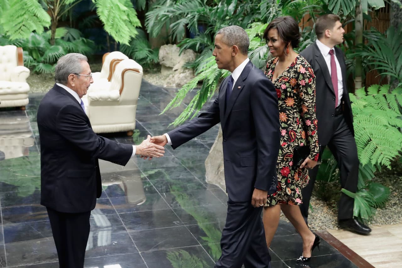 El presidente Barack Obama y el gobernante cubano, Raúl Castro, en el apretón de manos que selló en el Palacio de la Revolución el acercamiento entre Washington y La Habana. Foto de Getty.