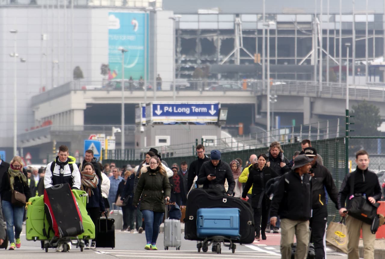 Los pasajeros del aeropuerto belga de Zaventem evacuan el lugar tras las explosiones que sacudieron una de las terminales este martes. Getty Images.