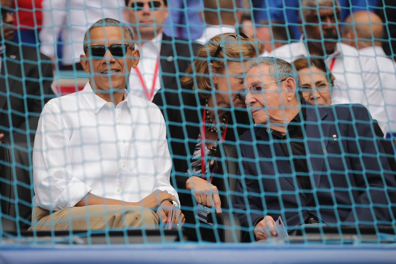 Obama y Raúl Castro durante un partido de pelota en el Estadio Latinoamericano de La Habana. Foto de Getty Images.
