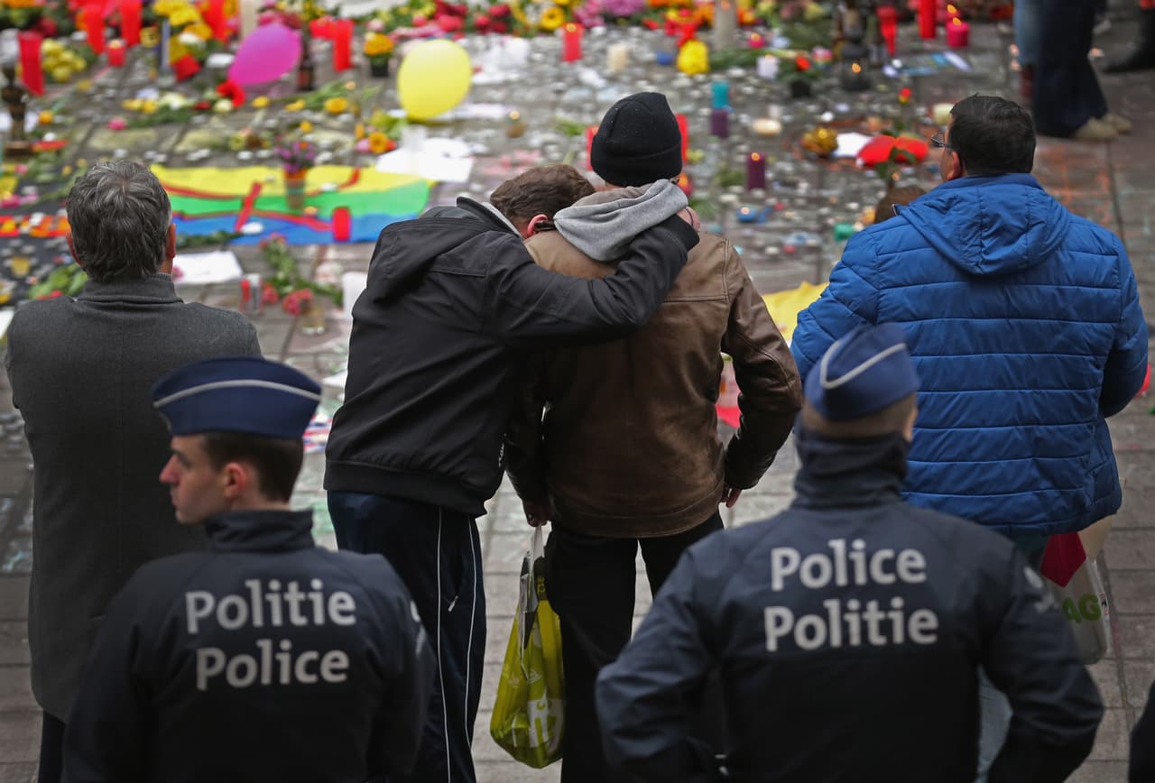 Decenas acudieron al centro de Bruselas para rendir respeto a las 31 víctimas mortales que dejaron los peores ataques terroristas en la historia de Bélgica. Foto de Getty Images.