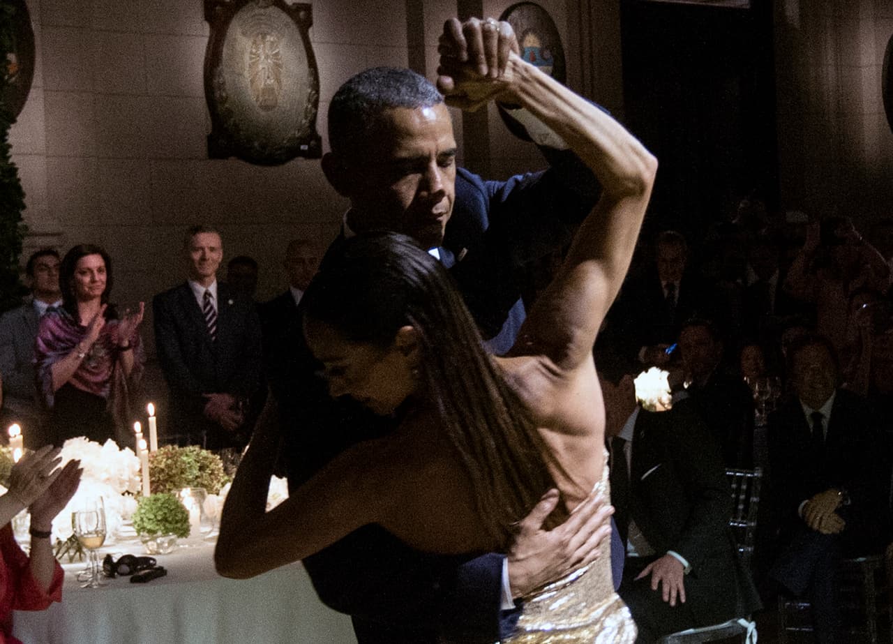 El presidente estadounidense, Barack Obama, baila un tango con Mora Godoy durante una cena de Estado en el marco de su visita a Argentina. Foto de Getty Images.