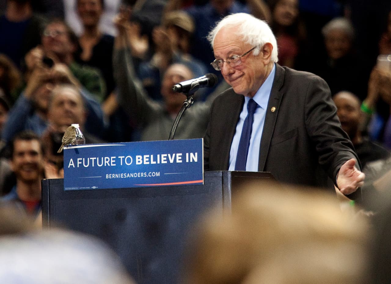 Un pequeño pájaro se posa sobre el podio en el que habla el precandidato presidencial Bernie Sanders en Oregon. Foto de Getty Images.