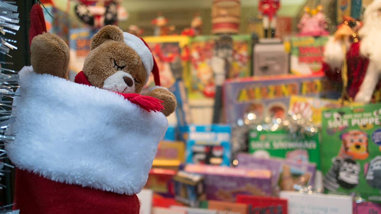 La organización Hispanic Business Network organiza por sexto año una recaudación de juguetes para ayudar a esas familias que por culpa de la pandemia no están en condiciones de comprar un regalo de navidad para los pequeños. Si quieres sumarte, visita 
<a href="http://www.hbn-chicago.com" target="_blank">www.hbn-chicago.com</a> para registrarte y donar.