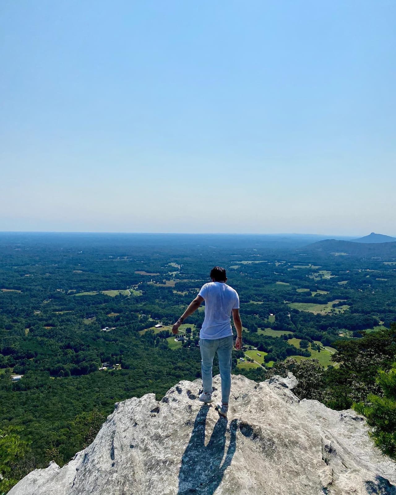 Aquí los excursionistas pueden descansar y disfrutar de vistas espectaculares del parque y las montañas Blue Ridge al norte. A la mayoría de las personas les toma alrededor de 1 hora caminar por el sendero y llegar a Hanging Rock.