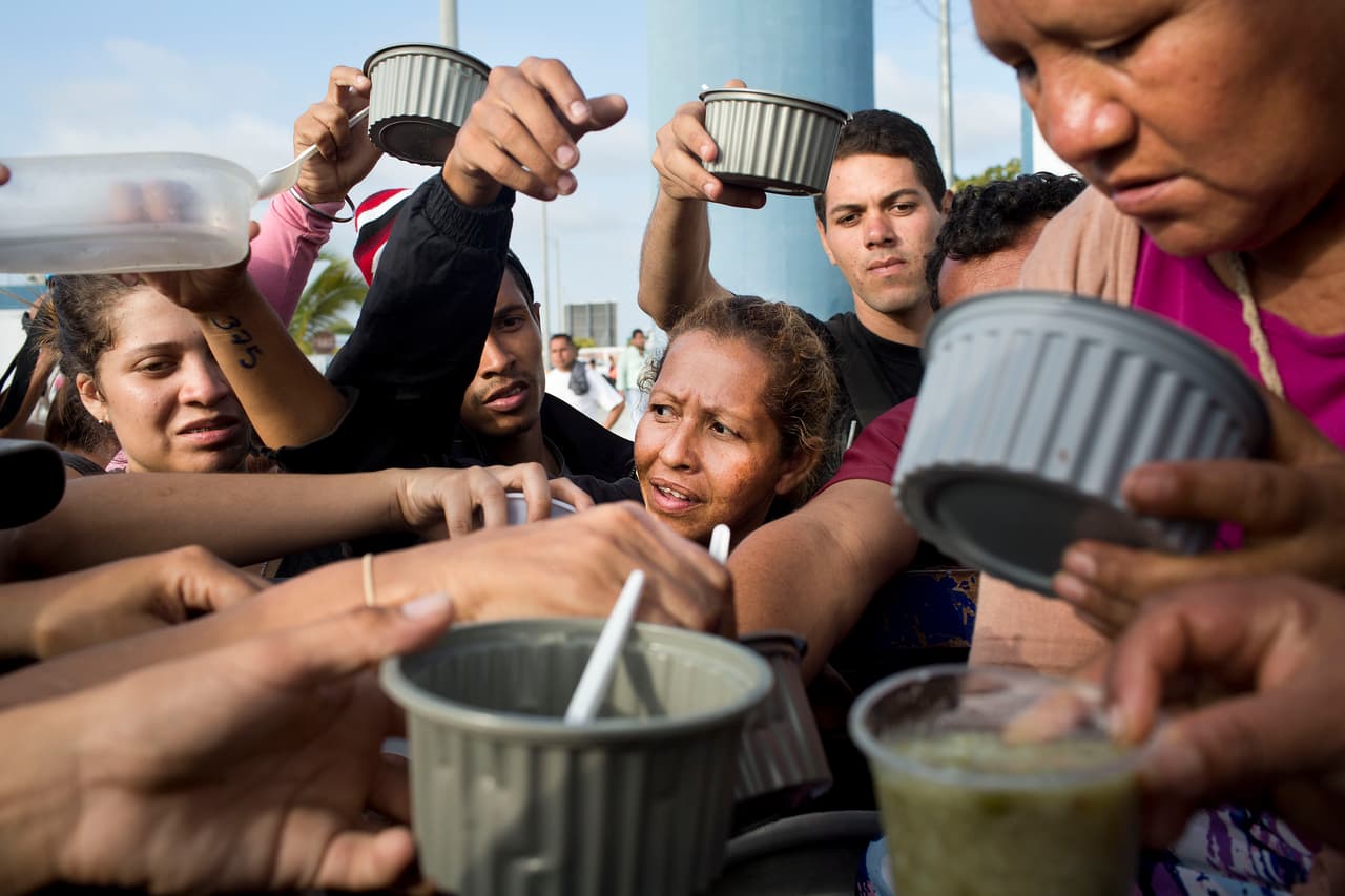 Mientras consiguen entrar, los venezolanos dependen de la solidaridad de la sociedad civil. En la frontera, algunos grupos dan alimentos a los miles de migrantes venezolanos que pasan horas esperando para poder sellar algún tipo de entrada, después de días de caminar cruzando Ecuador. Hasta el momento, ningún organismo internacional está gestionando la ayuda en esta frontera.