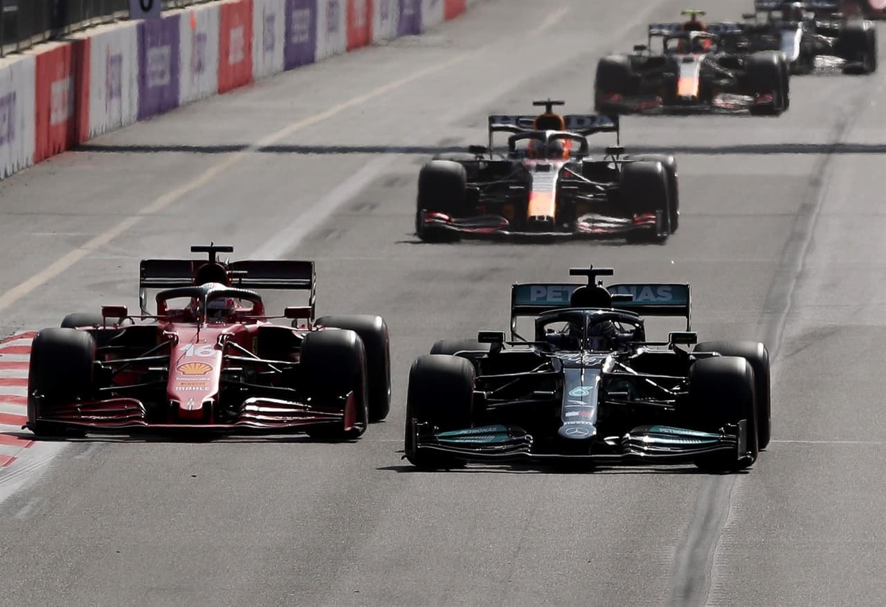 Tras una carrera muy dramática en el Gran Premio de Baku, el mexicano Sergio 'Checo' Pérez se lleva la carrera en la Formula 1 y consigue su segundo podio en su carrera. El piloto de Red Bull comparte el podio con Sebastian Vettel y Pierre Gasly. Max Verstappen abanonó la carrera tras ser puntero por una llanta reventada y Hamilton abandonó la carrera.