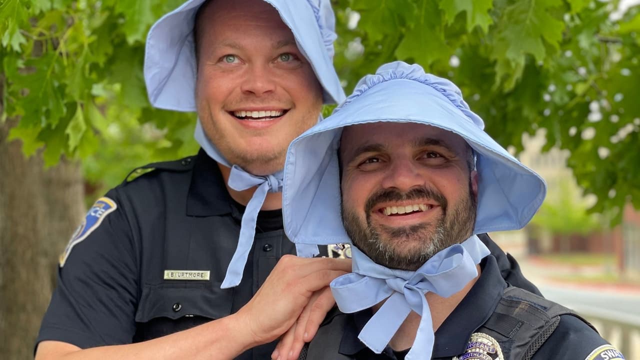 Y los oficiales de la policía de Southlake no querían quedarse atrás y también tuvieron su sesión de fotografías, que dicen es una tradición que siguen desde el 2018.