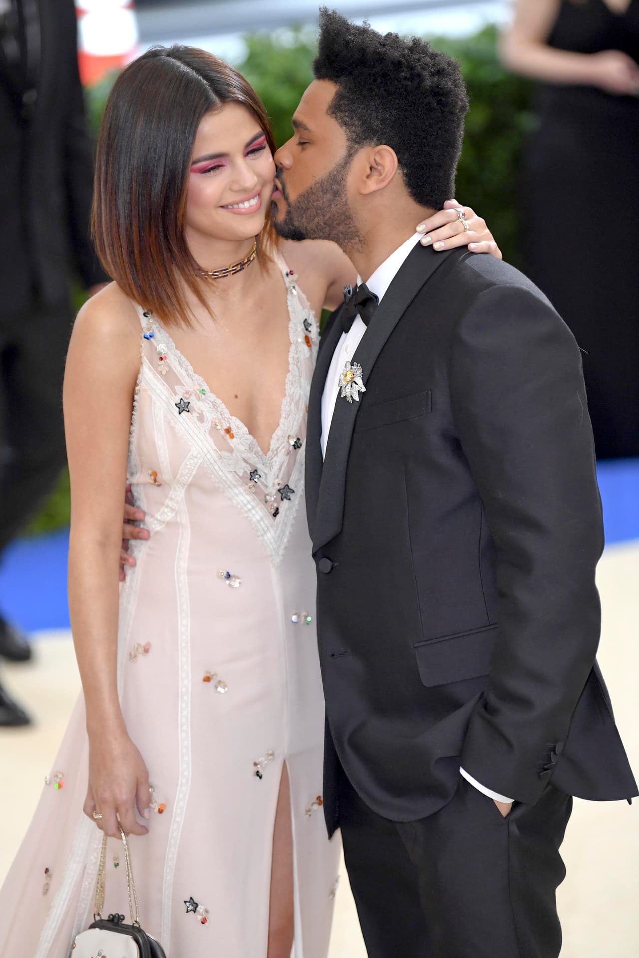 Selena Gomez y su novio Abel Tesfaye, mejor conocido como The Weeknd, se besaron varias veces frente a las cámaras.