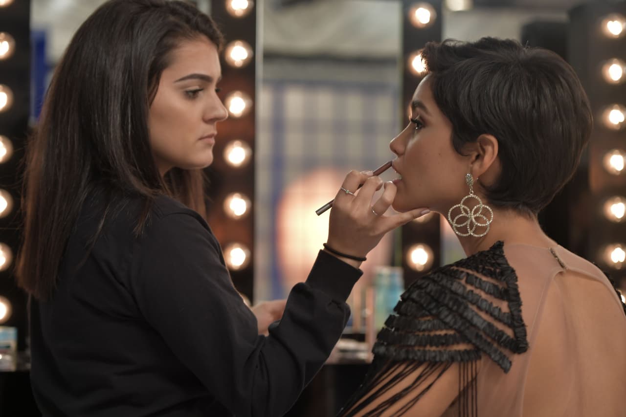 ¡Nooo! Aún faltaba Andrea. Aquí en pleno proceso de maquillaje, peinado y vestuario.