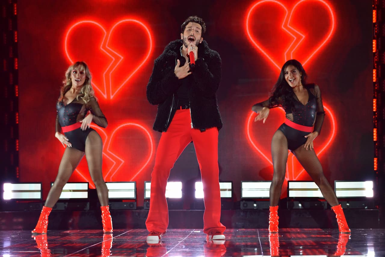 A esta causa también se han sumado artistas como 
<b>Sebastián Yatra</b>. El colombiano trajo a nuestro escenario su más reciente éxito 'Tacones Rojos'.