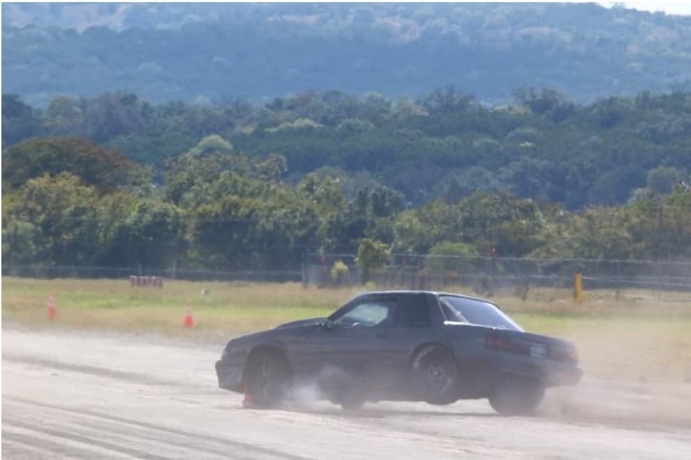 La policía de Kerrville está investigando el accidente y los organizadores del evento dijeron por medio de un comunicado en Instagram que no emitirían expresiones sobre el incidente.