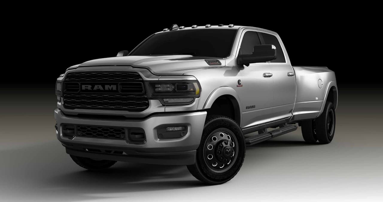 <b>Ram Heavy Duty Night Edition</b>
<br>
<br>Bajo la guía de este mismo Sith Lord con base en Michigan, Detroit, llegan las variantes Heavy Duty de la Ram. Tanto la 2500 como la 3500 se unen al lado oscuro exhibiendo un diseño monocromático en el que destacan la parrilla negra con el contorno en el color de la carrocería, y los emblemas y rines de 20 pulgadas pintados también en color negro. Le dan un toque distintivo su juego de luces delanteras y traseras adornadas con biseles oscuros.
