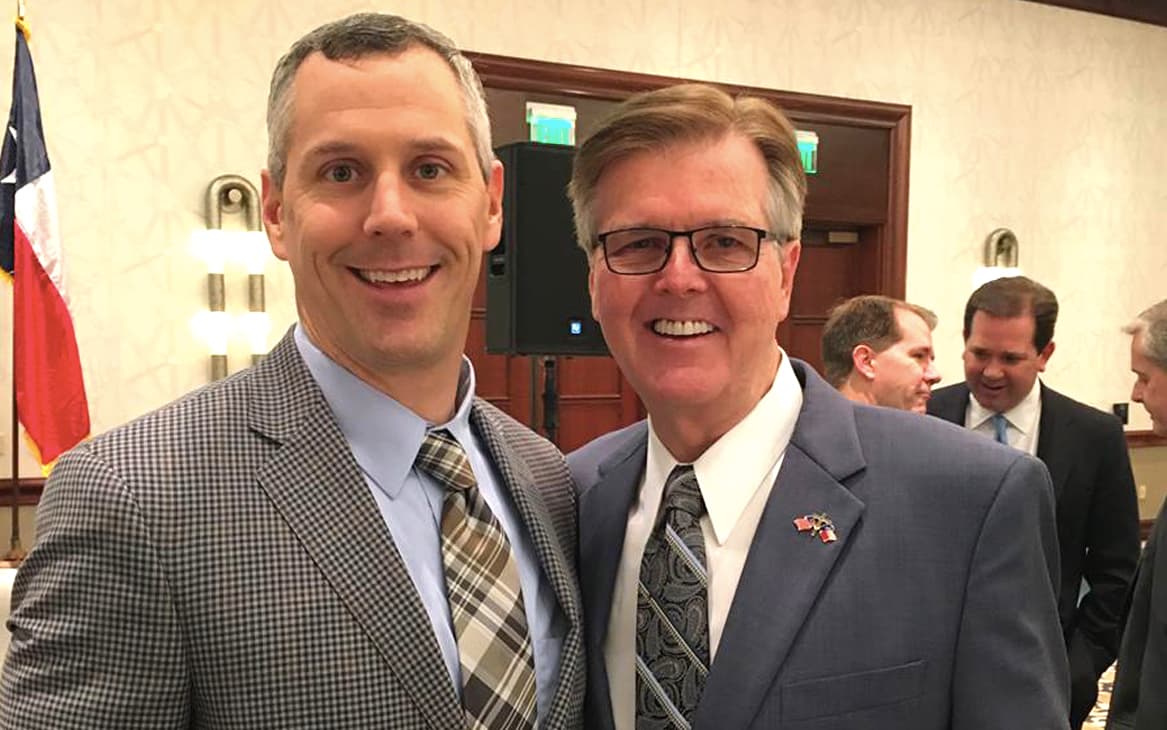 Dan Patrick: El vicegobernador de Texas es uno de los líderes que ha mostrado su apoyo a la SB4 de forma más vocal. “Las ciudades que actúan como refugios para inmigrantes ilegales crean un imán para la inmigración ilegal”, afirmó en Twitter este miércoles. En la foto también aparece Matt Schaefer, quien recuperó una enmienda de avala que bajo la protección de la SB4 los policías puedan preguntar por el estatus migratorios en una detención.