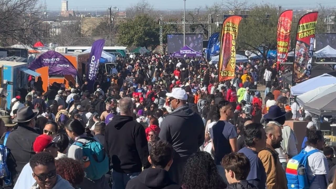 Durante la marcha, 
<b><a href="https://www.univision.com/local/san-antonio-kwex/contigo/conmemoracion-del-dr-martin-luther-king-jr-video">comunidades afroamericanas y latinas</a></b> caminaron juntas por distintas arterias de la ciudad, destacando la 
<b>unidad entre grupos</b> que, aseguran, enfrentan 
<b>retos similares</b> en medio del actual 
<b>clima social y migratorio</b> en Estados Unidos.
<br>