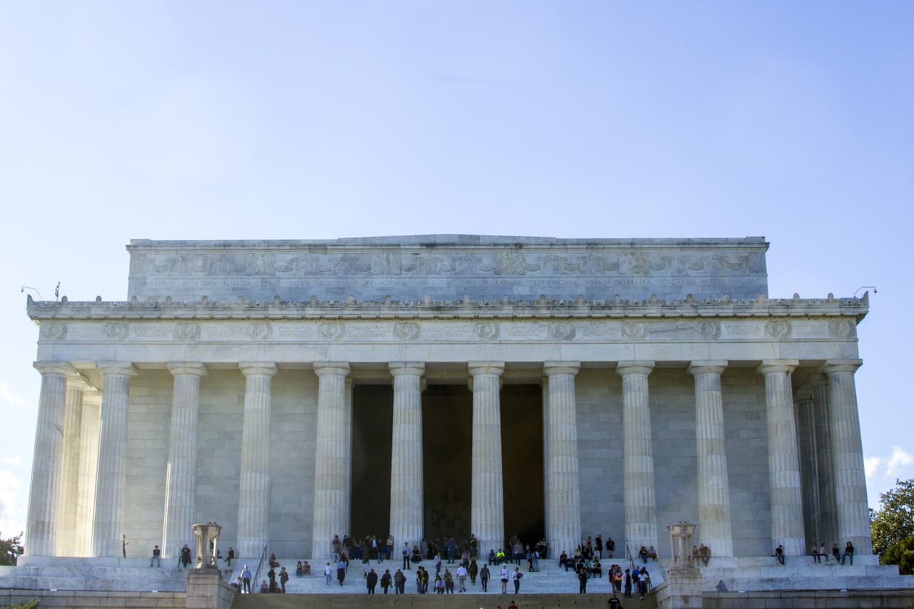 La estatua de Lincoln está rodeada de 36 columnas, que simbolizan los estados que conformaban al país al momento de su asesinato en el Teatro Ford, el 15 de abril de 1865.
