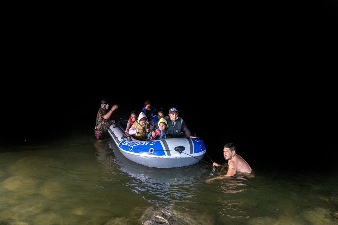 La orden ordenó a la Comisión de Normas Carcelarias de Texas que trabaje con los condados fronterizos para ampliar la capacidad de detención y pide a la Comisión de Salud y Servicios Humanos de Texas que ponga fin a las licencias para 
<a href="https://www.univision.com/local/san-antonio-kwex/menores-inmigrantes-no-acompanados-albergados-coliseo-freeman-san-antonio-fotos-1">instalaciones de cuidado infantil </a>involucradas en contratos federales para albergar o detener a inmigrantes indocumentados. 
<br>