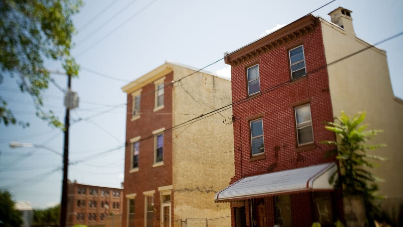 Si gana menos del 60% del ingreso medio de Filadelfia, puede solicitar el programa de vivienda de crédito fiscal para viviendas de bajos ingresos. Para una familia de cuatro, eres elegible si ganas $56,700 o menos. Todavía debe esperar esperar, pero puede presentar una solicitud. Ambos programas utilizan la misma solicitud de vivienda pública. 🌐 Aplique 
<a href="https://awe.pha.phila.gov/psc/awe/CUSTOMER/CRM/c/PHA_SELF_SERV.PHA_SS_USER_REGCMP.GBL?&" target="_blank">online</a>, 📞 215-684-4000, or 📍PHA Offices at 2013 Ridge Ave.