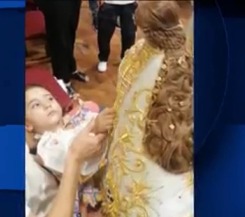 Aunque su fe estaba a prueba de todo, ni Adriana ni Juan Francisco estaban listos para ver cómo la pequeña Aby se quedó viendo fijo a los ojos de la Virgen y, cuando estuvo frente a ella, alzó su mano para tocar su manto. 
<br>