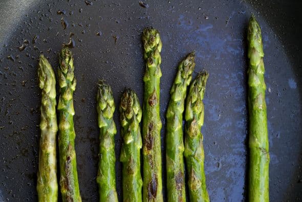 Corta 2 libras (907 g) de espárragos verdes o blancos, rocíalos con aceite, agrega sal y cocínalos de 5 a 10 minutos en el wok, hasta que estén tiernos y crujientes. Reserva.