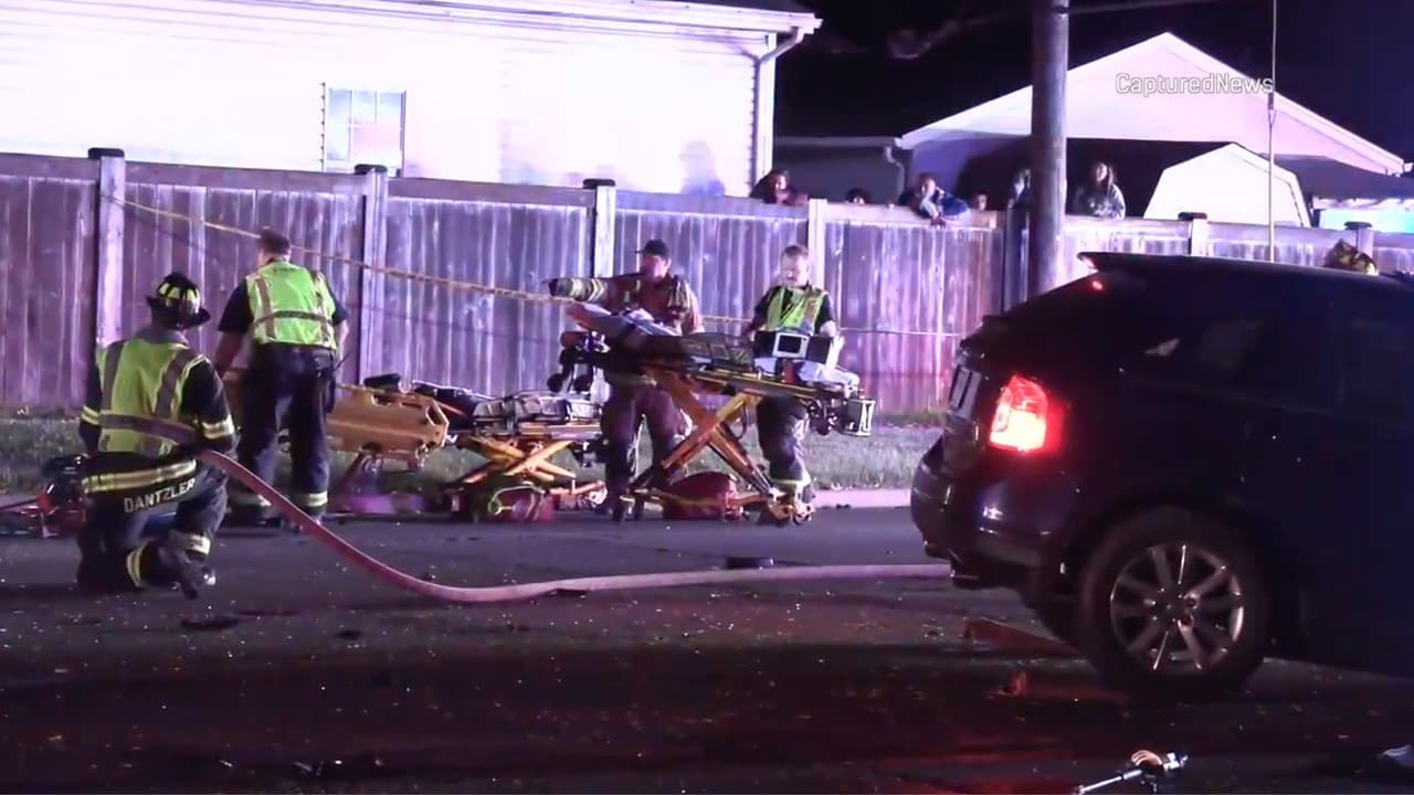 Autoridades respondieron al incidente y encontraron 
<b>en total a siete personas lesionadas</b>, cuatro de ellas los chicos latinos que viajaban en un auto.