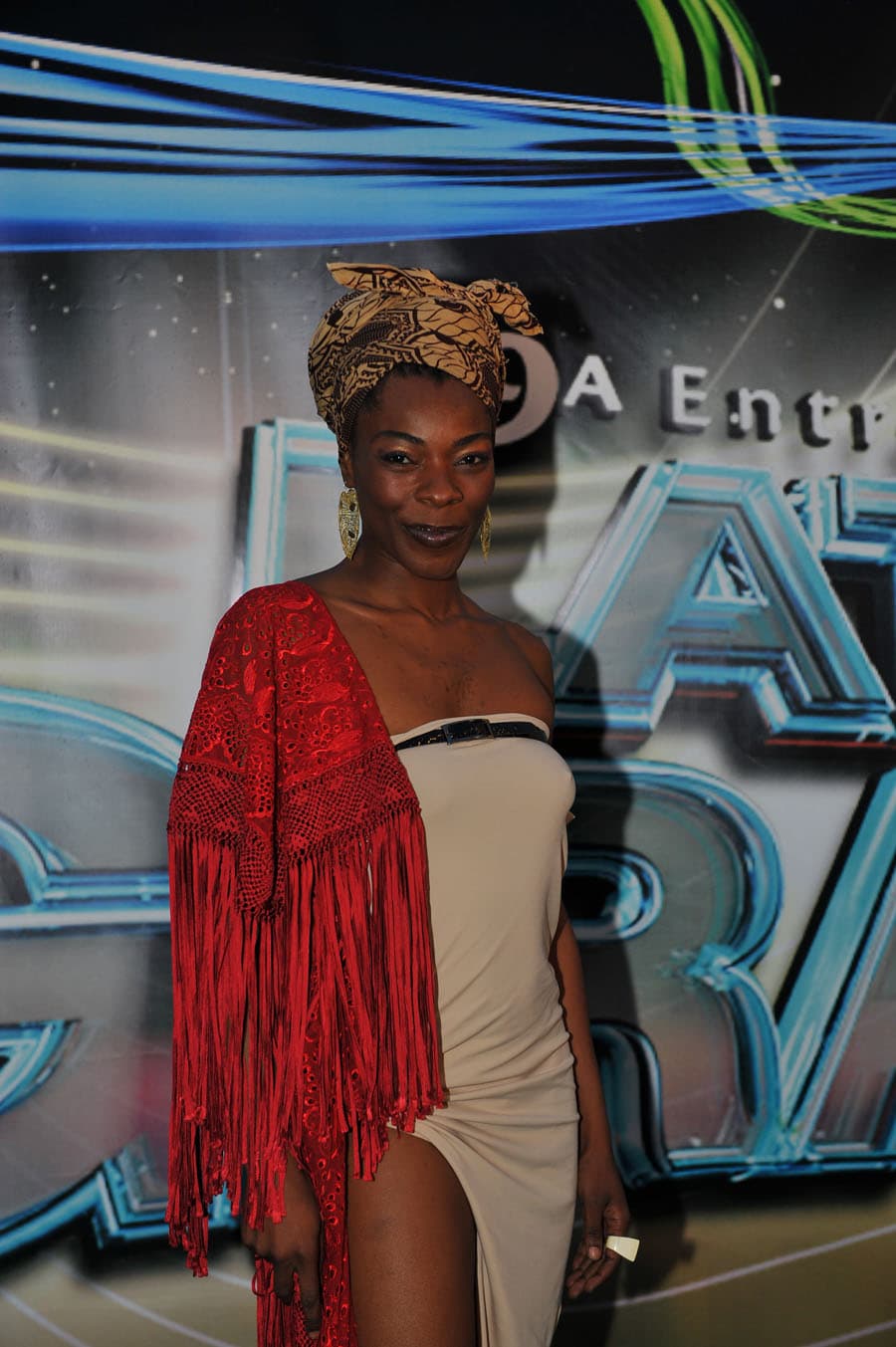 ¡Mmmmm! ¿Por dónde comenzar? Este vestido es tod menos uno de gala.