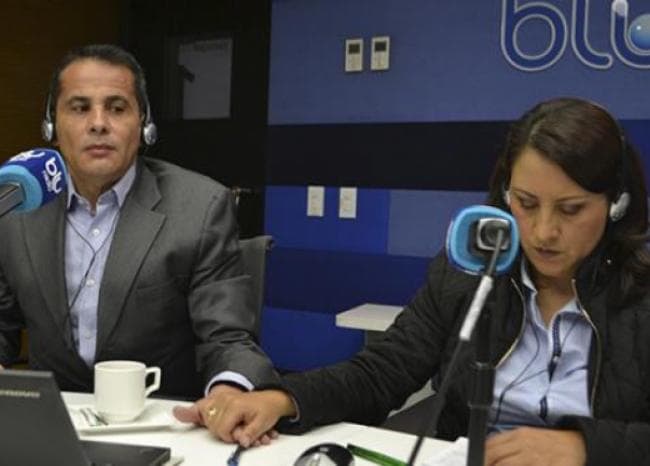 “El resultado de ese video nos incumbe a él y a mí como pareja. Nadie sabe el hombre con el cual yo he vivido los últimos 20 años. El padre de mis hijos, cómo es en casa, cómo es ese profesional que nunca ha faltado a su ética”. Así defendió Marcela Pineda a su esposo, el exsenador colombiano Carlos Ferro, en la emisora Blu Radio. En el video, Ferro coquetea y besa a un policía que perteneció a una red de prostitución de la policía colombiana.