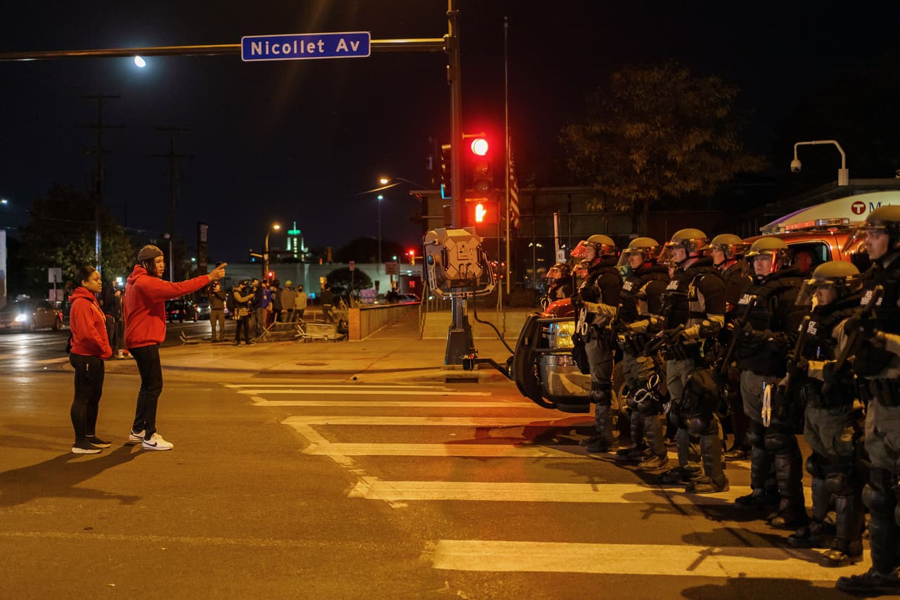 <b>Sale bajo fianza el policía que mató a Floyd.</b> Las protestas regresaron a Minneapolis el 7 de octubre, después de la liberación de Derek Chauvin bajo fianza. Su juicio está programado para marzo de 2021 y los cuatro agentes involucrados en el arresto de Floyd serán juzgados juntos.