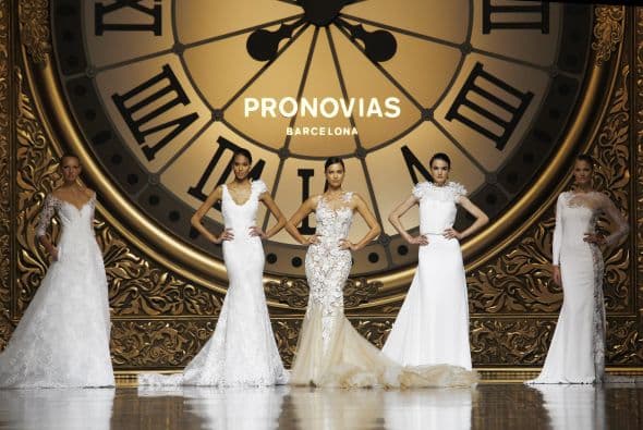 Una de las firmas es Pronovias que se distingue por su elegancia y delicadeza en sus vestidos.