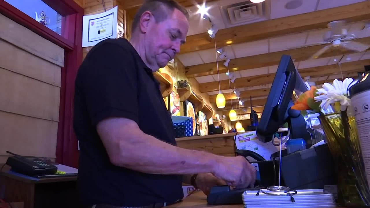 Un hombre deja $10,000 de propina en un restaurante de Florida