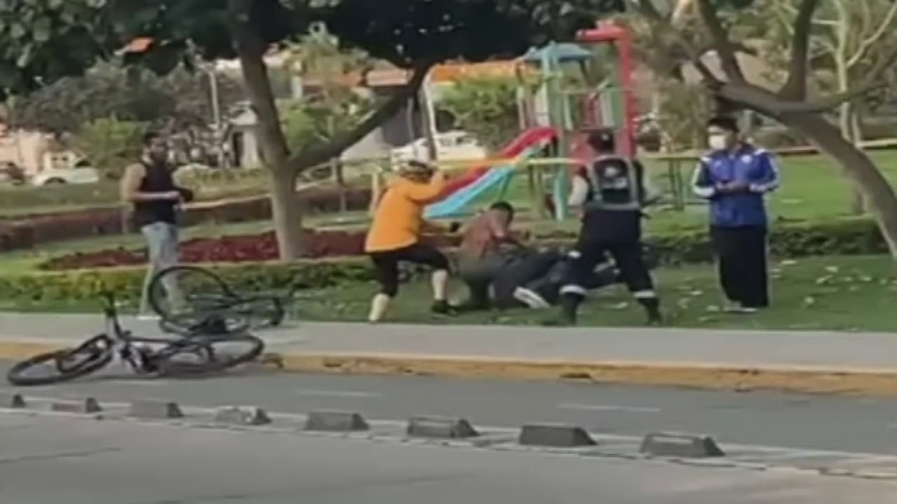 <b>"Sacó un cuchillo y se lo clavó": mujer ataca a fisiculturista en pleno carril de bicicletas</b>
<br>
<br>En video quedó grabado cómo la mujer ataca al hombre cuando este se fue a los puños con su hijo, un joven de 21 años. El herido fue trasladado a un hospital en Perú.
