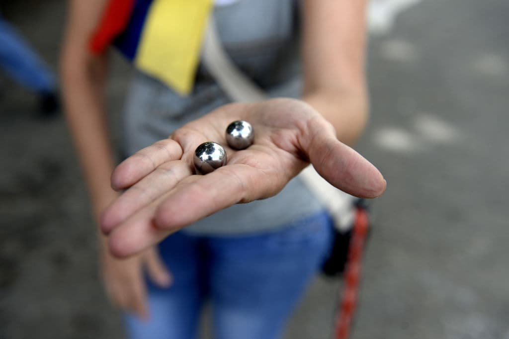 Un manifestante muestra dos proyectiles que, asegura, dispararon las fuerzas de seguridad venezolanas.