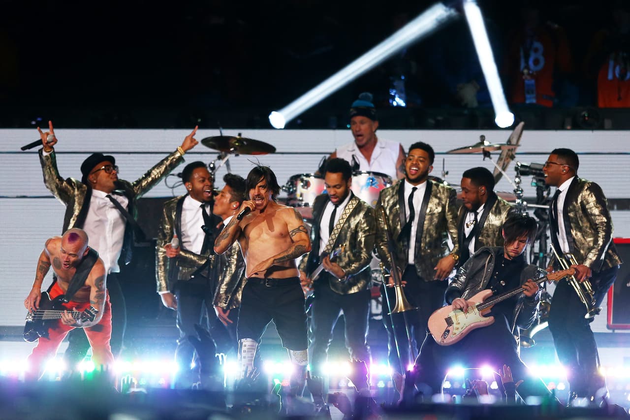 El descontrol en el escenario del MetLife Stadium fue dado por la banda The Red Hot Chili Pepers, que con su vocalista descamisado y acompañado por Bruno Mars reclamó un lugar para el rock en un evento siempre dominado por las divas del pop.
