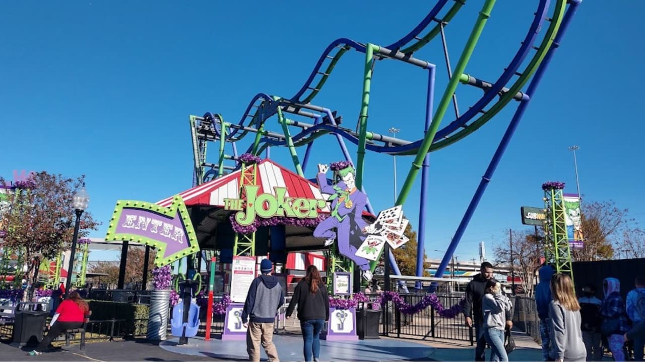 En esta temporada de vacaciones de primavera, Six Flags Over Texas tiene actividades por las noches con payasos y desfiles de terror para que puedas aprovechar tu visita todo el día.
