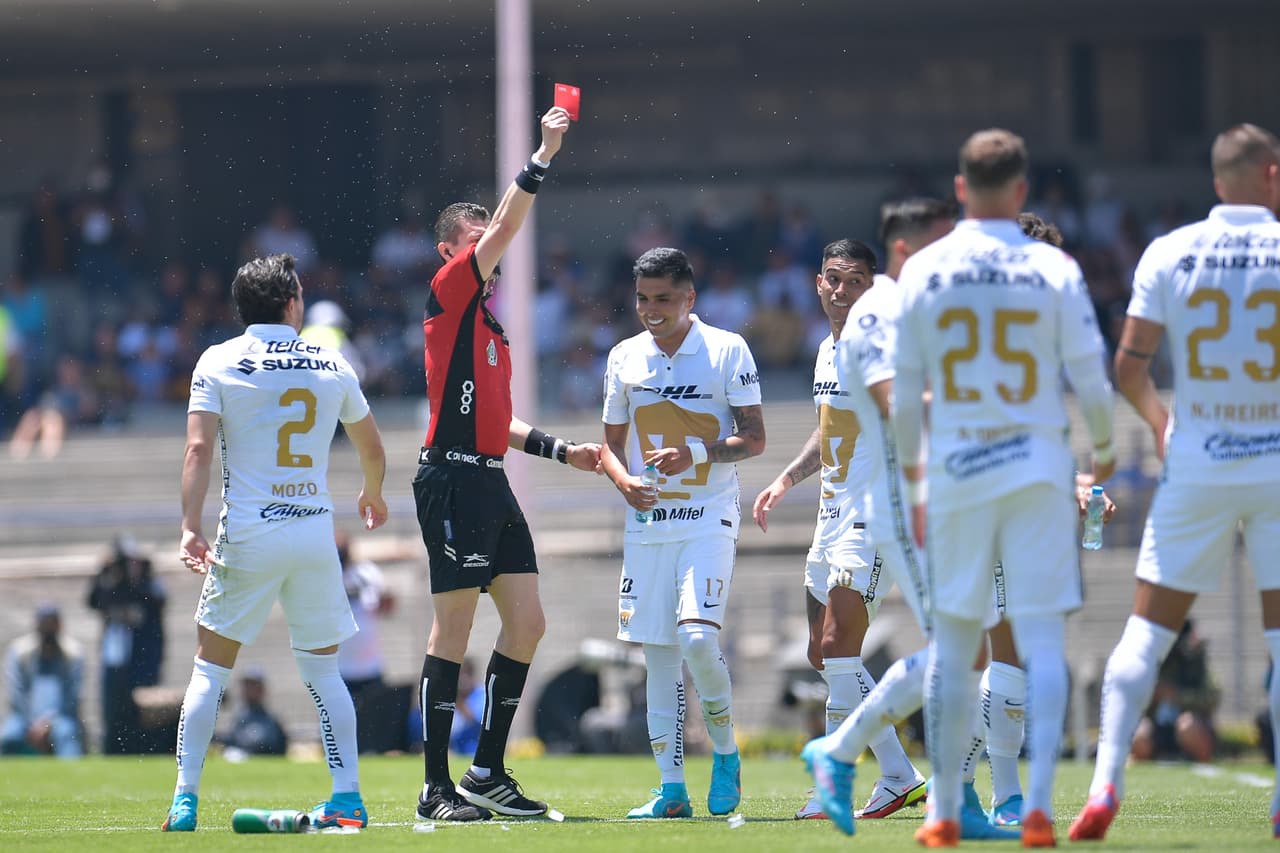 A pesar de haber jugado con 10 futbolistas la mayor parte del juego por la expulsión de Juan Ignacio Dinenno, los Pumas lograron una vital victoria ante Rayados.
