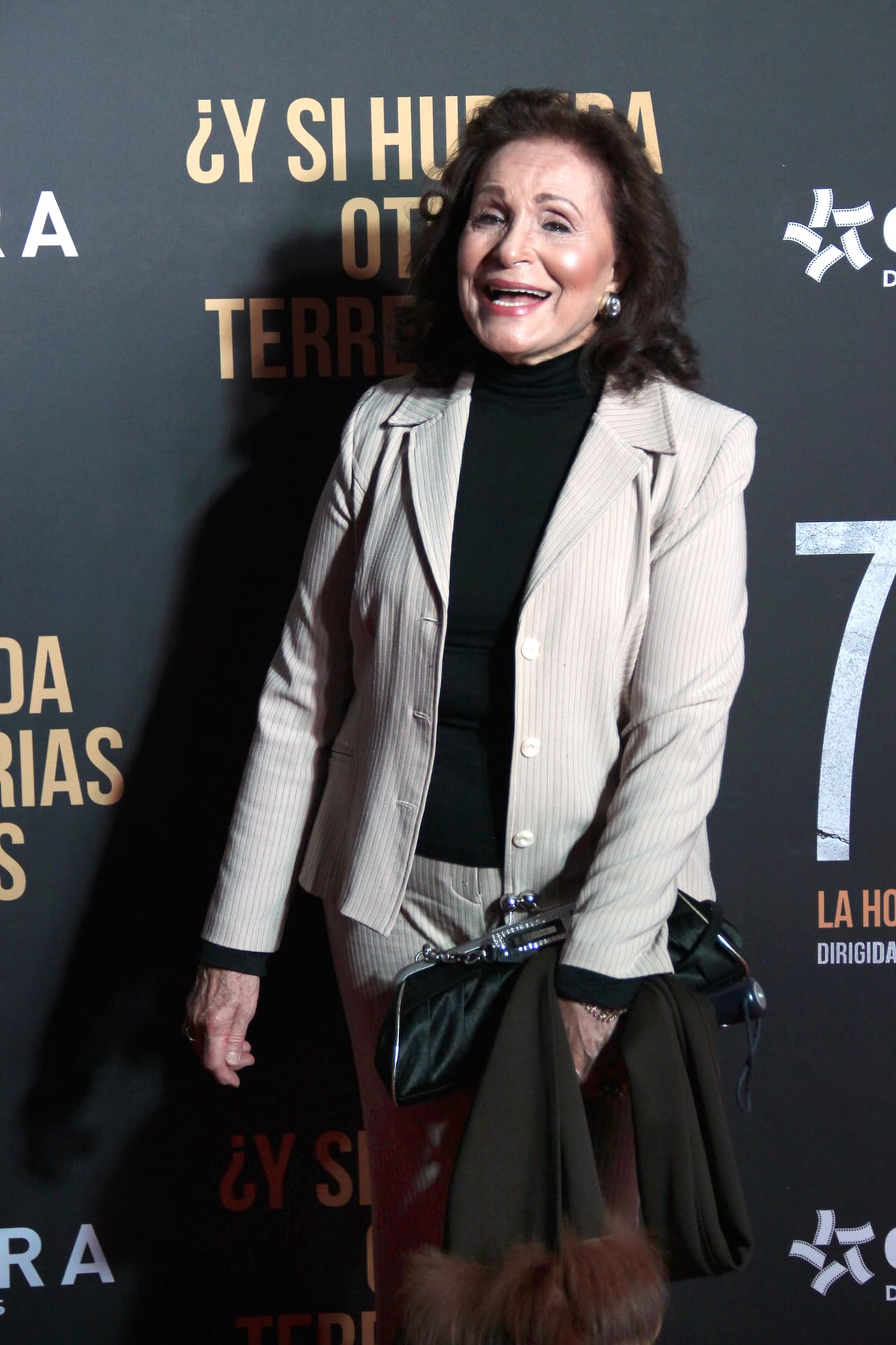 "Para mí, fue un golpe tremendo porque además mi visa se acababa de vencer y no me la han entregado todavía y yo sigo aquí (en México)", dijo en declaraciones para el programa 
<b><a href="https://www.aztecauno.com/ventaneando/especiales/videos/exclusiva-maricruz-najera-habla-del-duelo-que-vive-su-hijo-demian-bichir-tras-la-muerte-de-su-esposa-stefanie-sherk/508814" target="_blank">Ventaneando</a></b>. 
<br>