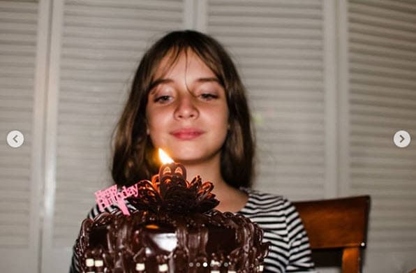 Fue junto a ellos que Maya partió su pastel de cumpleaños.