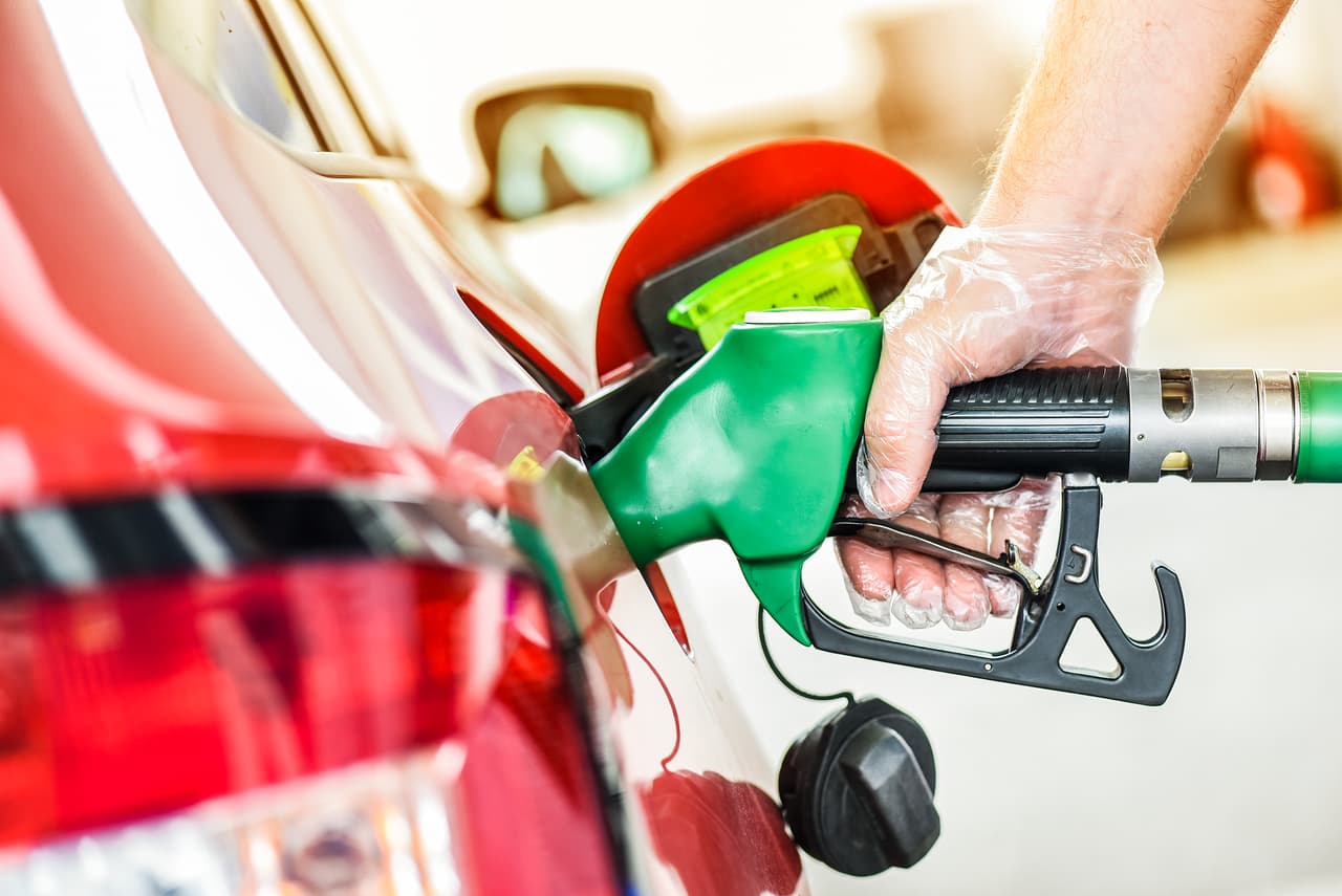 <b>Usa guantes, servilletas o bolsas plásticas para echar combustible</b>
<br>
<br>En muchos países de Latinoamérica aún existen estaciones de combustible donde no es necesario que el conductor se baje del vehículo para llenar el tanque, revisar la presión de los neumáticos o bien limpiar el parabrisas, pues cuentan con un equipo de asistentes encargados de hacer estas tareas. En Estados Unidos, lamentablemente, este tipo de asistencias hace años que no son ofrecidas. Una opción para ser extra cuidadosos es usar guantes desechables, servilletas o bolsas plásticas para tocar los diferentes componentes de los surtidores de combustible. Y, por supuesto, limpia tus manos con gel antibacterial una vez hayas terminado y estés listo para continuar con el viaje.
<br>