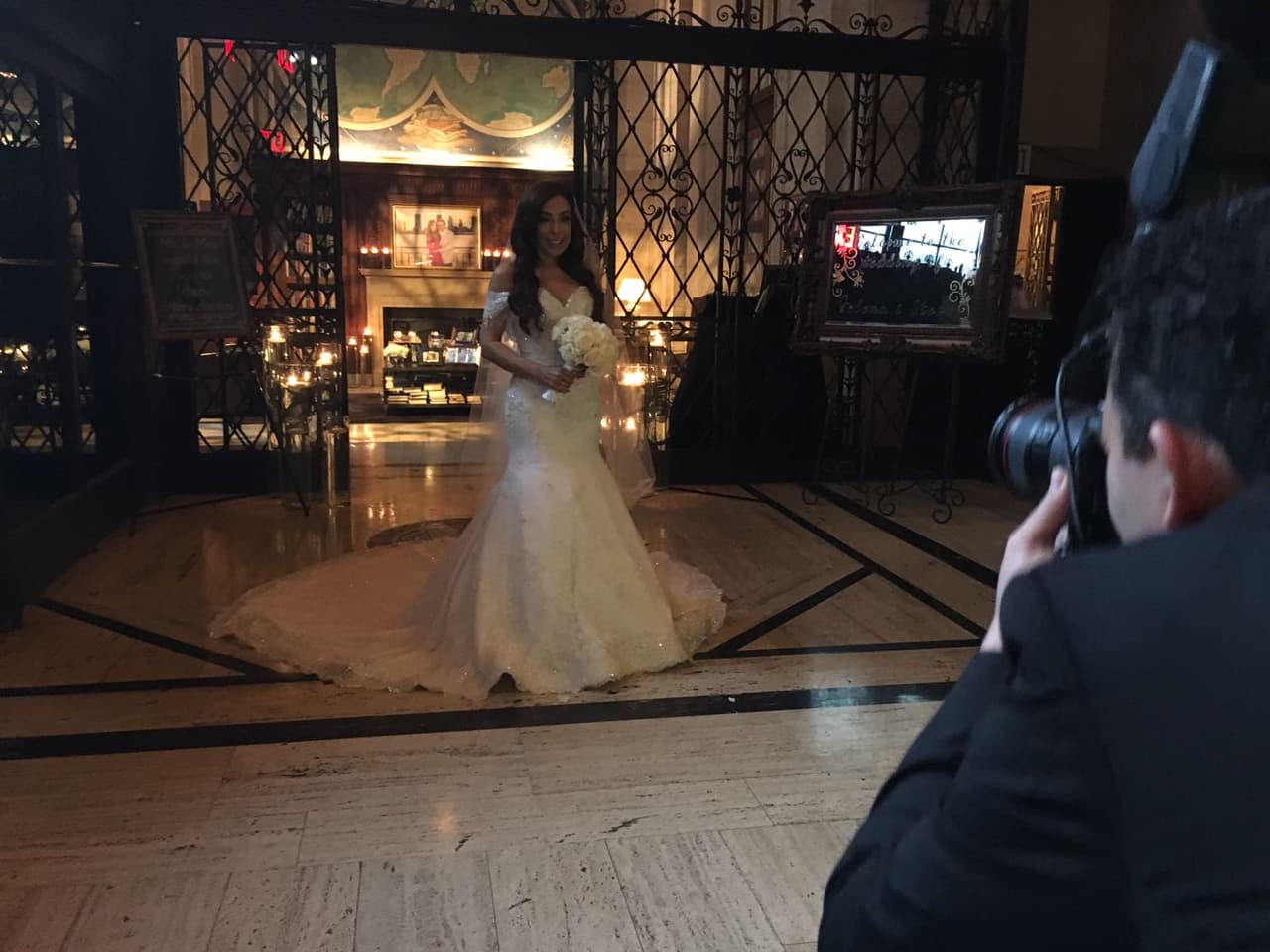 Gelena decidió que la diseñadora dominicana Lucila Rodríguez fuera la responsable de su vestido de novia porque quedó impactada con ella cuando modeló su ropa tiempo atrás.