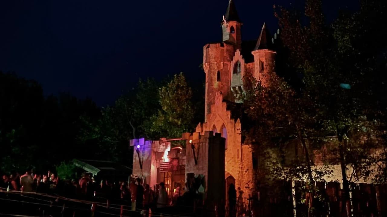 <b>Screams Park</b>
<br>
<b>Waxahachie, Texas</b>
<br>📍2511 FM 66, Waxahachie, TX 75167
<br>
<b>📆 </b>Viernes y sábados de octubre
<br>🎟️ Boletos: Los precios van de los $45 a los $52, también hay un pase de temporada de $165. 
<a href="https://screamspark.com/ticket-information/" target="_blank">Aquí</a> los puedes comprar.