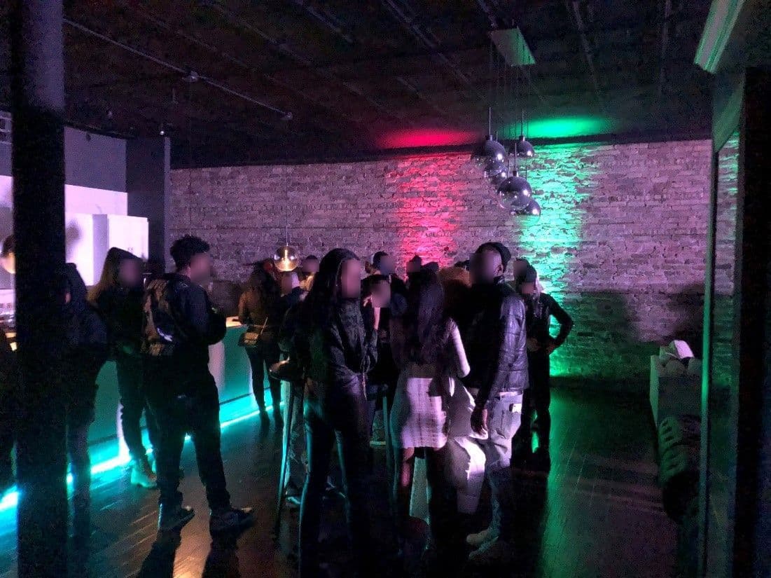 Cuando las autoridades llegaron a la ubicación se encontraron con una fila de personas y un portero en un evento anunciado como "Wicker Loft".
<br>