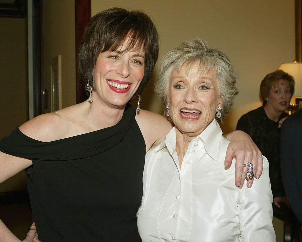 <b>Cloris Leachman </b>
<br>Durante toda la serie fue Ida Welker, la madre agresiva, maligna y dominante de Lois. Por ese papel fue nominada en seis ocasiones al Emmy en la categoría de Actriz Invitada. Ganó ese reconocimiento en el 2002 y en el 2006.
<br>