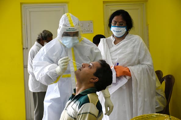 Las personas con estos síntomas podrían tener COVID-19: 
<b>Fiebre</b> o 
<b>escalofríos</b>, 
<b>tos</b>, 
<b>dificultad para respirar</b>, 
<b>fatiga</b>,
<b> dolores musculares y corporales</b>,
<b> dolor de cabeza</b>,
<b> pérdida reciente del olfato o el gusto</b>, 
<b>dolor de garganta</b>, congestión o 
<b>moqueo</b>, 
<b>náuseas</b> o 
<b>vómitos</b> o 
<b>diarrea</b>.