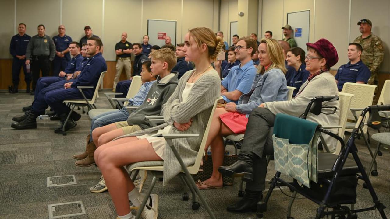 "Es un gran honor para mí presentar este Certificado de Mérito al Sr. Moore por sus acciones valientes y desinteresadas que ayudaron a salvar la vida de un hombre", dijo el capitán Smith.