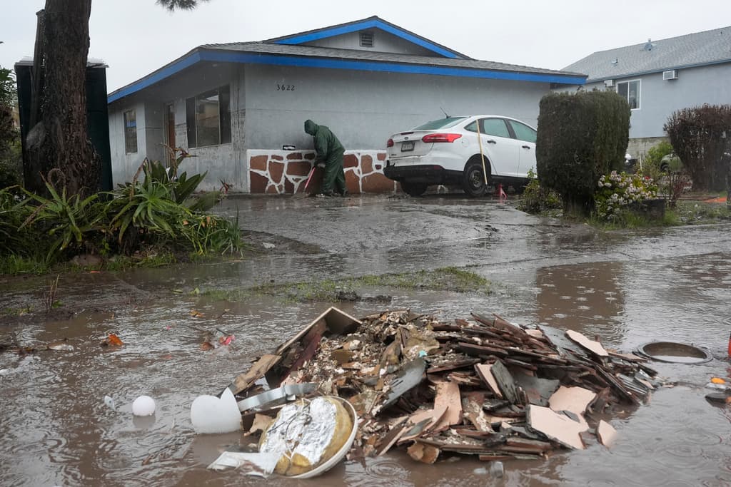 Por más que Gómez haga su trabajo, si otras personas no contribuyen, tan pronto comienza a llover tienen segura la amenaza de inundación.
