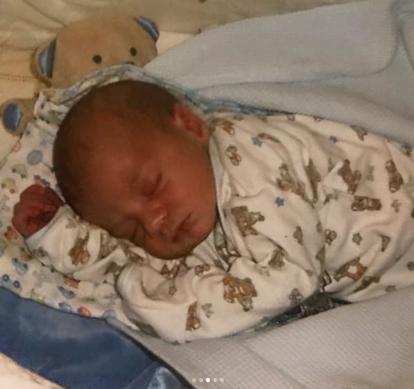 La actriz compartió emotivas imágenes de su hijo junto al mensaje. En esta fotografía se puede ver a Christopher cuando tenía algunas semanas de nacido.